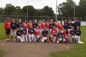Softbalmeiden van Double Stars spelen tegen Redcoats uit Malta