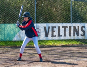 Softbal dames 1 Double Stars slaan