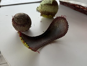 Stukke honkballen en softballen door de grasmaaier