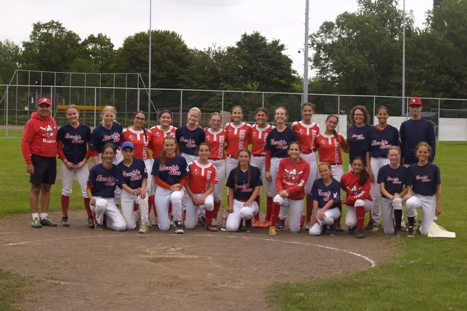 Softbalmeiden van Double Stars spelen tegen Redcoats uit Malta